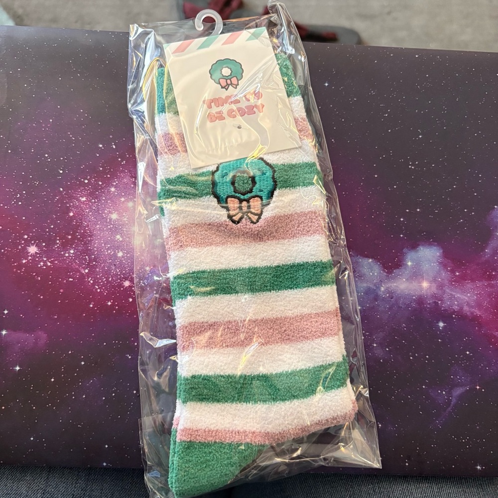 Hubman and Chubgirl holiday wreath cozy socks from happy mail advent calendar
